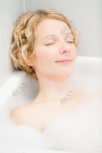 泡澡的女人图片