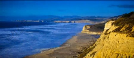 半月湾蓝色海边的沙滩与蓝天晚霞照射悬崖高清实拍延时视频素材