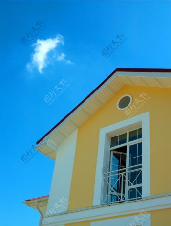 土黄色别墅屋顶一角图片