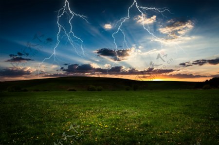 闪电与草原风景图片