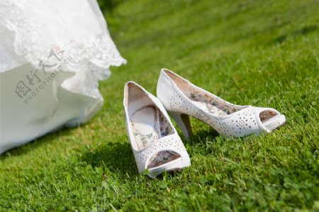 草地上的婚礼鞋图片