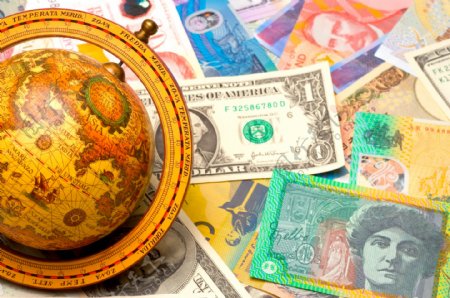 地球仪与世界货币特写图片