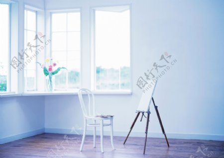 屋子里的椅子和画架