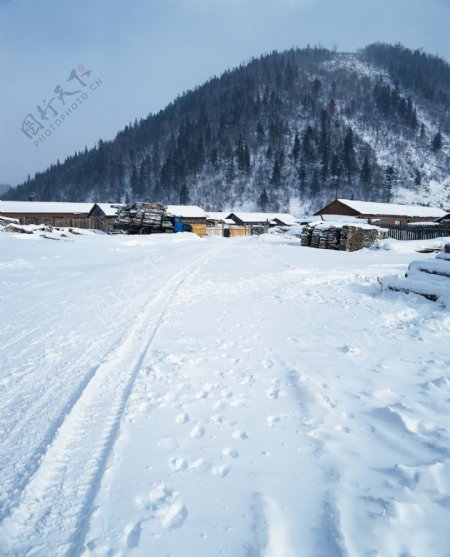 冬季大山下的村庄图片