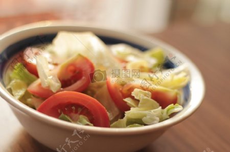 餐桌上的蔬菜沙拉