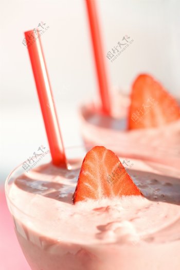 草莓鸡尾酒摄影图片