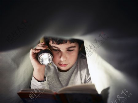 夜晚看书的孩子图片