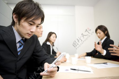 会议上打电话的商务男性图片