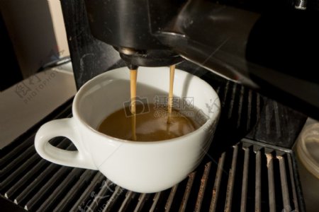 咖啡机流出的咖啡