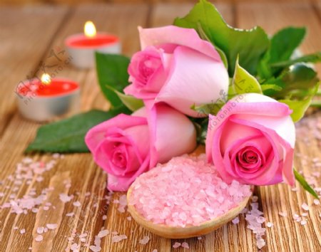 粉色玫瑰花与浴盐图片