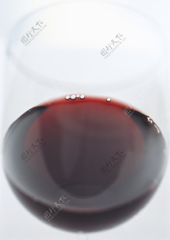 杯子里的红酒特写图片
