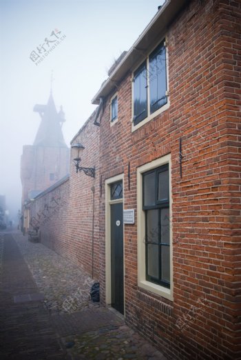 笼罩雾气的房屋图片