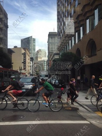 城市中骑自行车的人们
