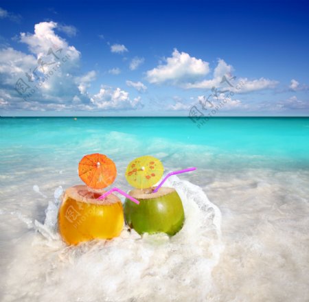 海滩上的椰子汁图片
