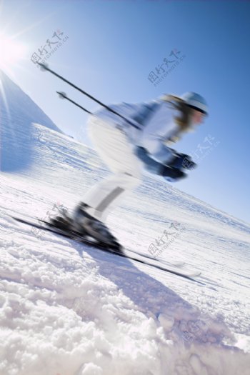 雪地上滑雪的外国美女图片