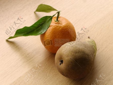 桌面上的水果