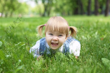趴在草地上的小女孩图片