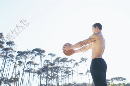 抱着篮球的外国男性图片