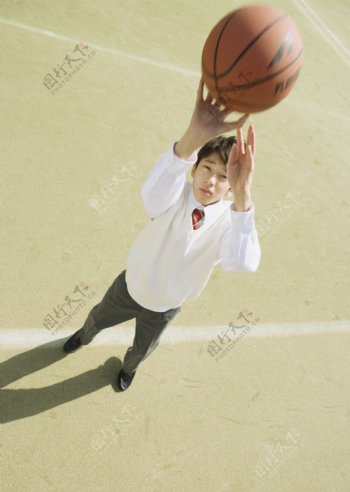 打篮球的时尚男生图片