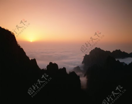 黄昏高山自然景观图片