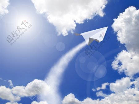 蓝天里的纸飞机图片