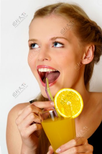 吸橙汁的美女图片