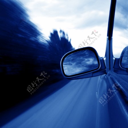 飞速行驶中的轿车后视镜图片