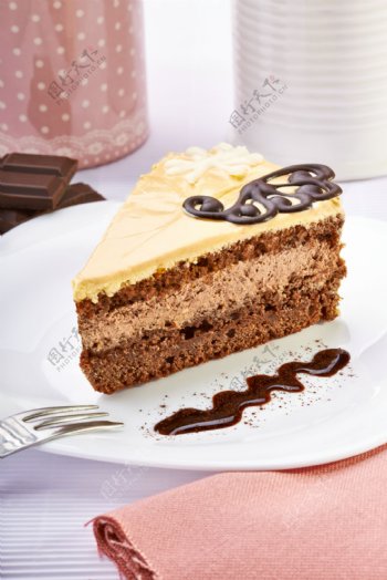 盘子里面的巧克力蛋糕和叉子图片
