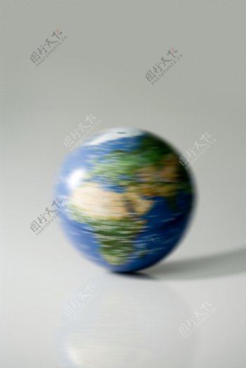 旋转的地球仪图片