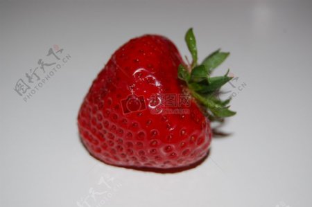 一颗新鲜的草莓