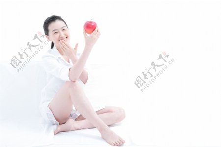吃苹果的运动少女图片图片