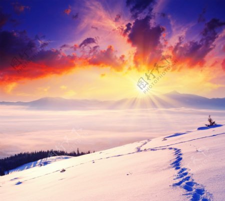 雪山日落风景图片