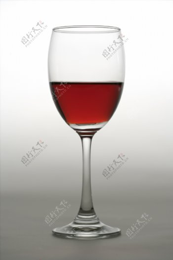 一杯褐色红酒图片