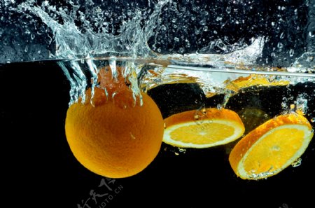 水中的橙子图片