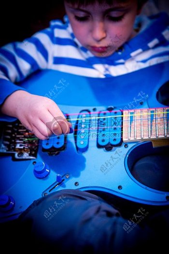 玩音乐音乐乐器男孩吉他儿童实践
