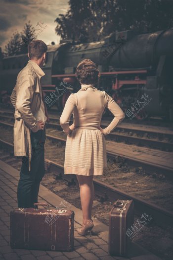 车站等车的情侣图片