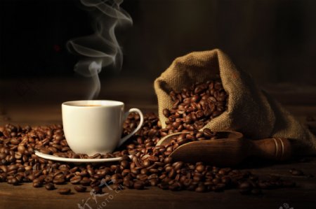 咖啡豆与热咖啡图片