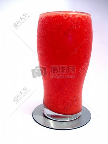 玻璃杯里的草莓果汁
