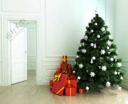 门边的圣诞树和礼品盒