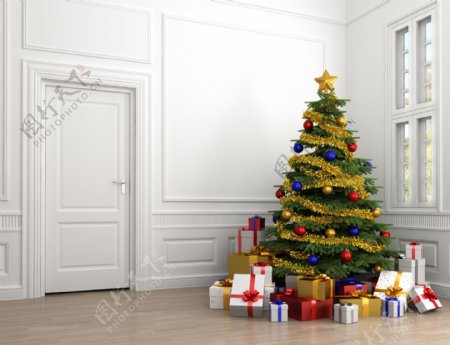 白色房间和礼物圣诞树