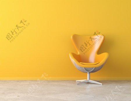 黄色墙边的椅子