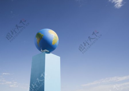 柱子上面的蓝色地球图片