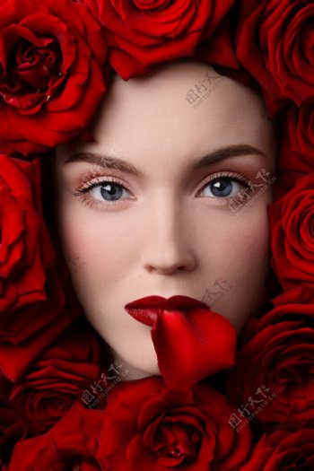 被玫瑰花包围的女人图片