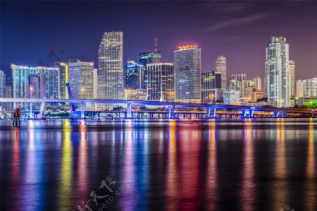 夜晚的城市和桥梁