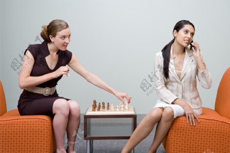 下棋的商务美女图片
