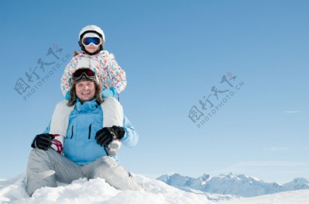 度假滑雪的父女图片