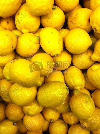 一堆黄色的柠檬