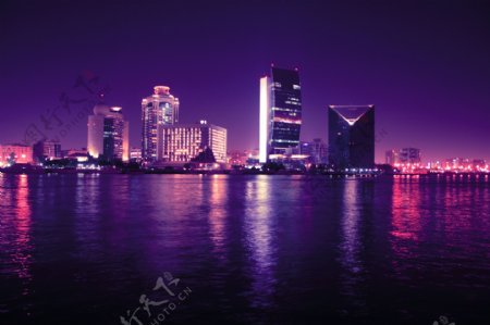 水面上的城市夜景