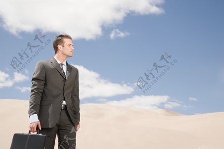 站在沙漠中的男人图片
