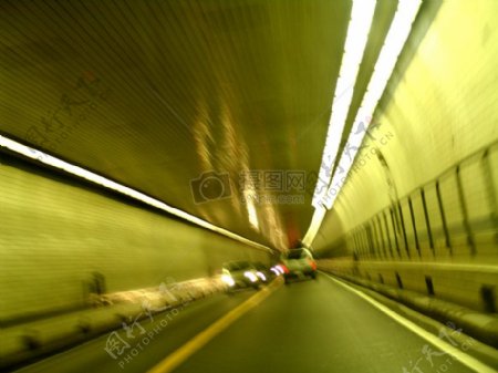 灯光下的隧道